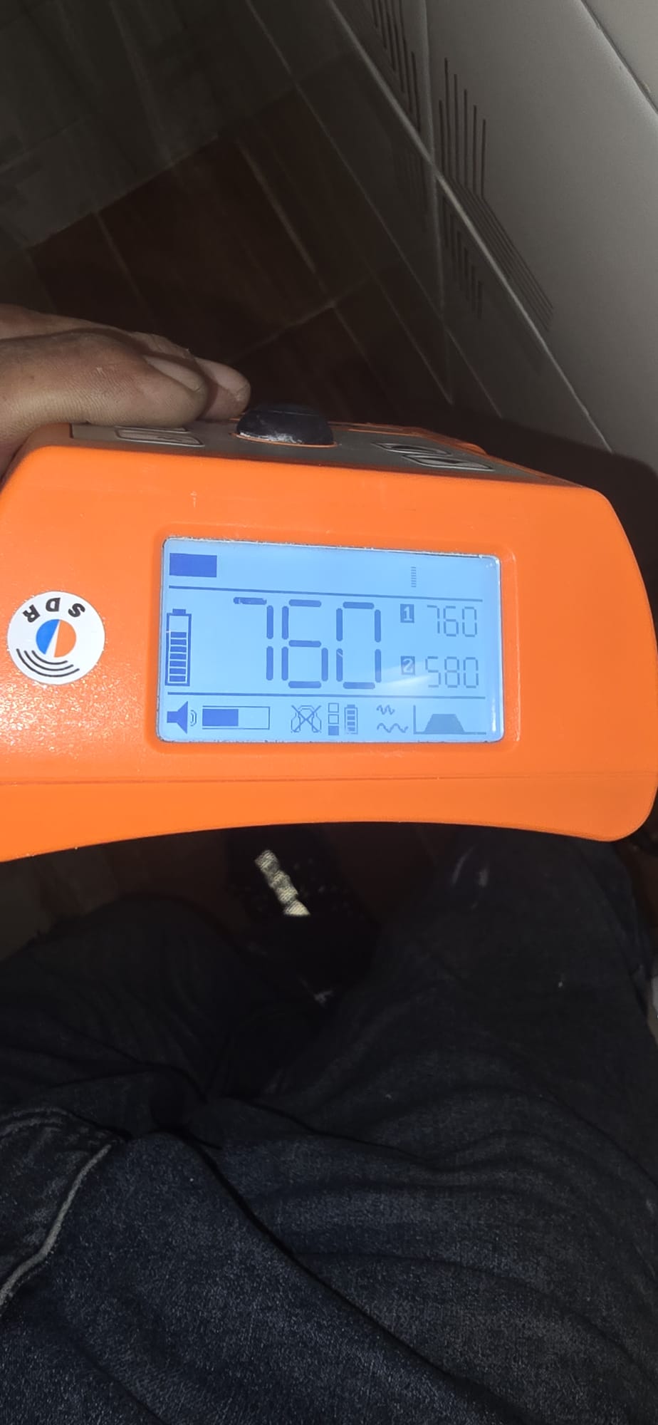 Equipo profesional de localización de fugas en una inspección exterior
