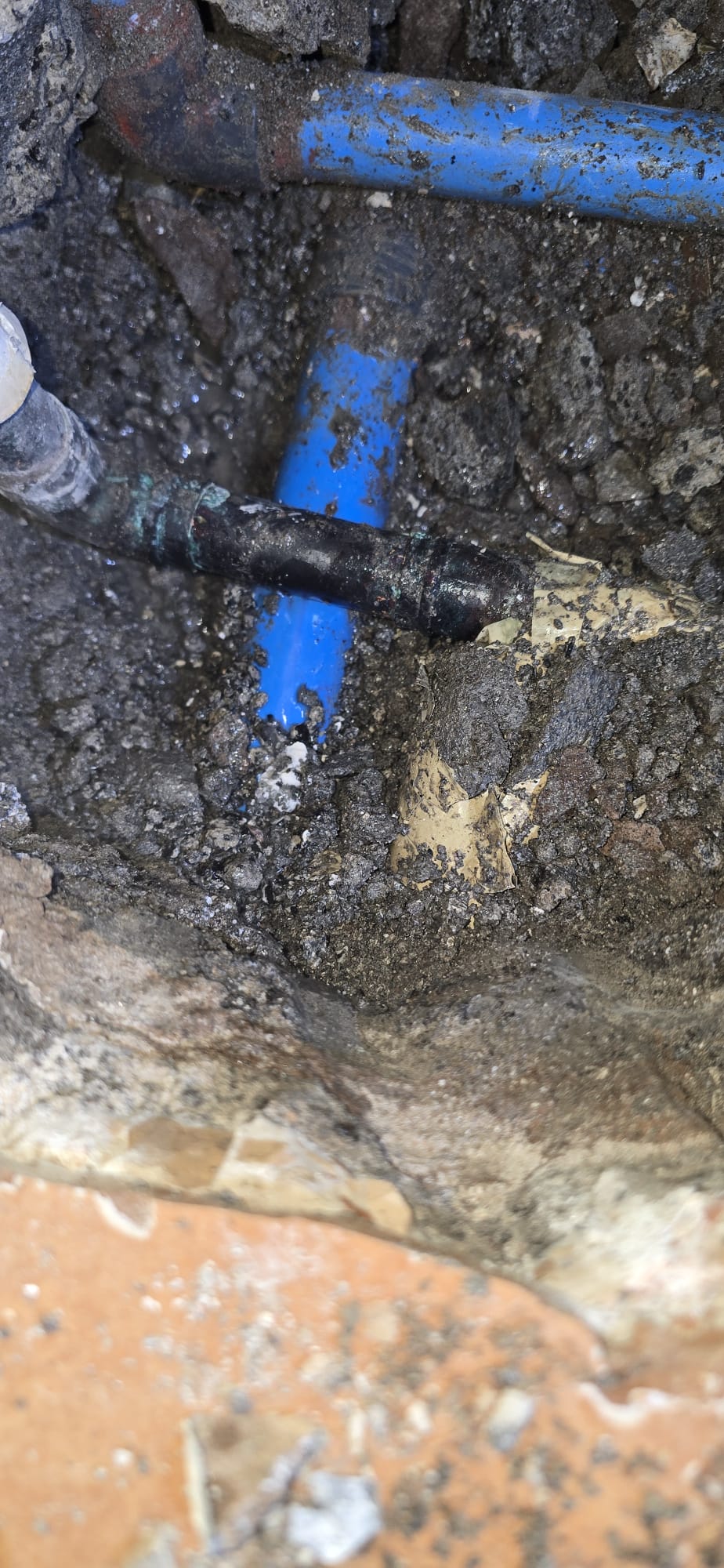 Tubería intervenida durante una reparación de fontanería