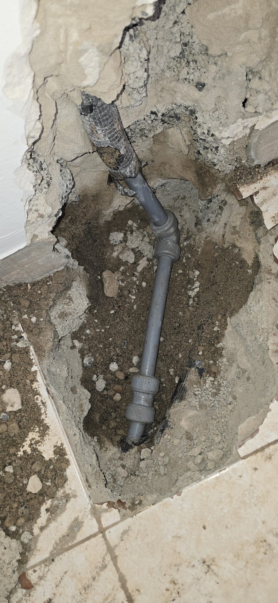 Reparación de una tubería de agua bajo el suelo