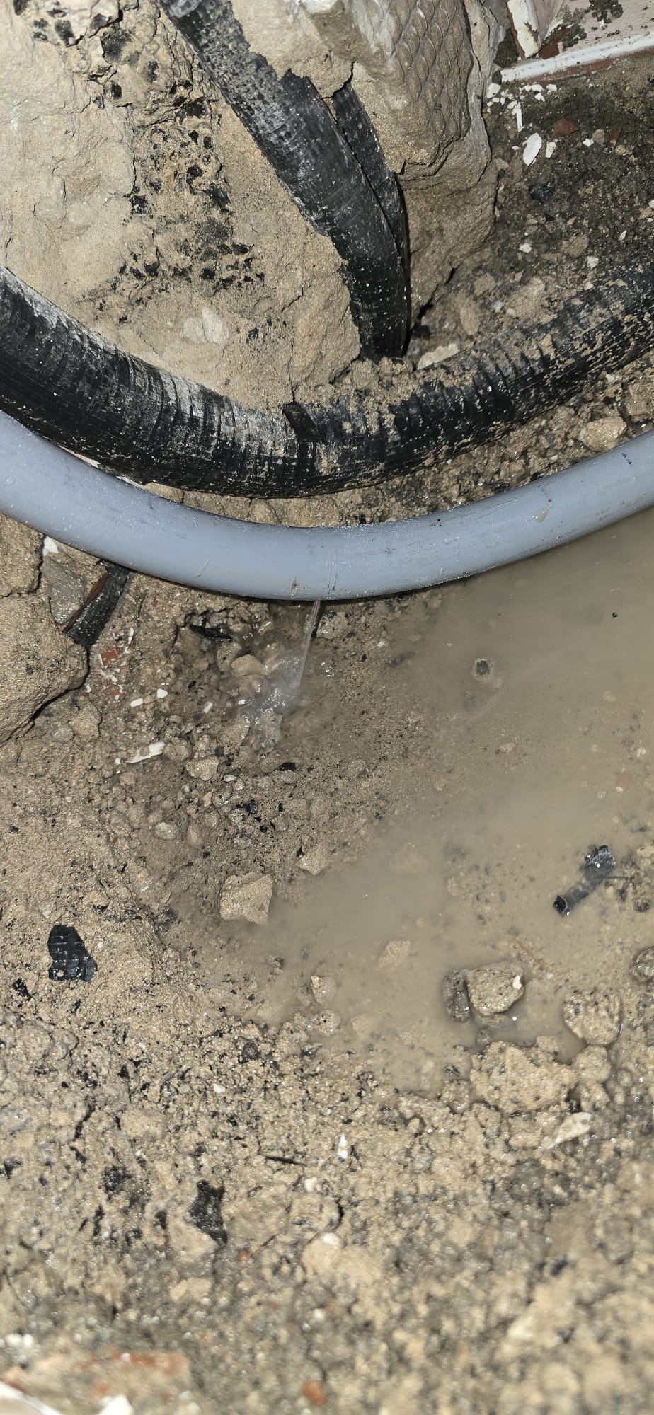 Detalle de una fuga de agua localizada en una tubería