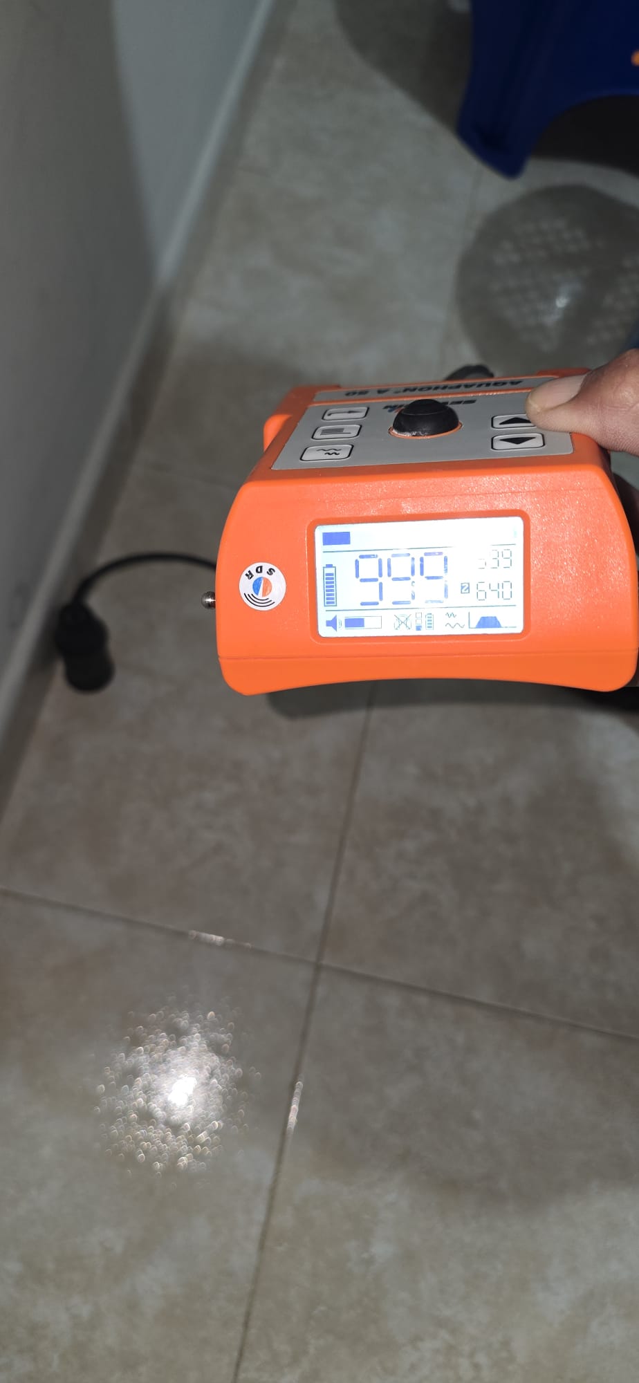 Pantalla de equipo detector de fugas mostrando una lectura