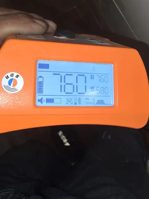 Detector electroacústico de fugas mostrando una lectura durante una inspección