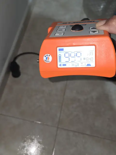Detector de fugas con sonda de contacto sobre el suelo de un baño