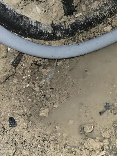 Tubería con fuga de agua localizada tras abrir una pequeña cata