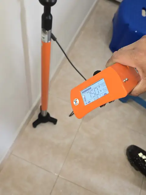 Micrófono de suelo localizando una fuga dentro de una vivienda