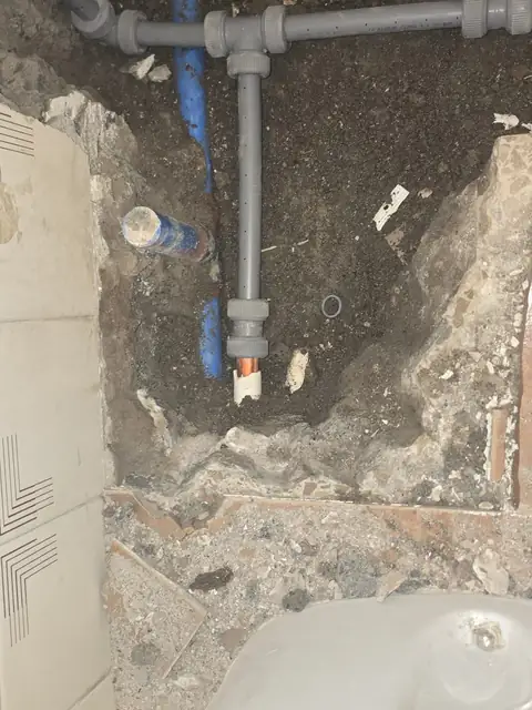 Conexiones de tuberías de agua reparadas en una cata