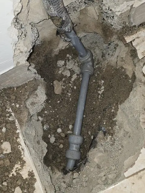 Tubería de agua al descubierto en una cata para su reparación