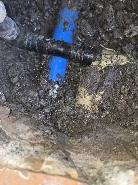 Tubería de suministro de agua expuesta durante una reparación
